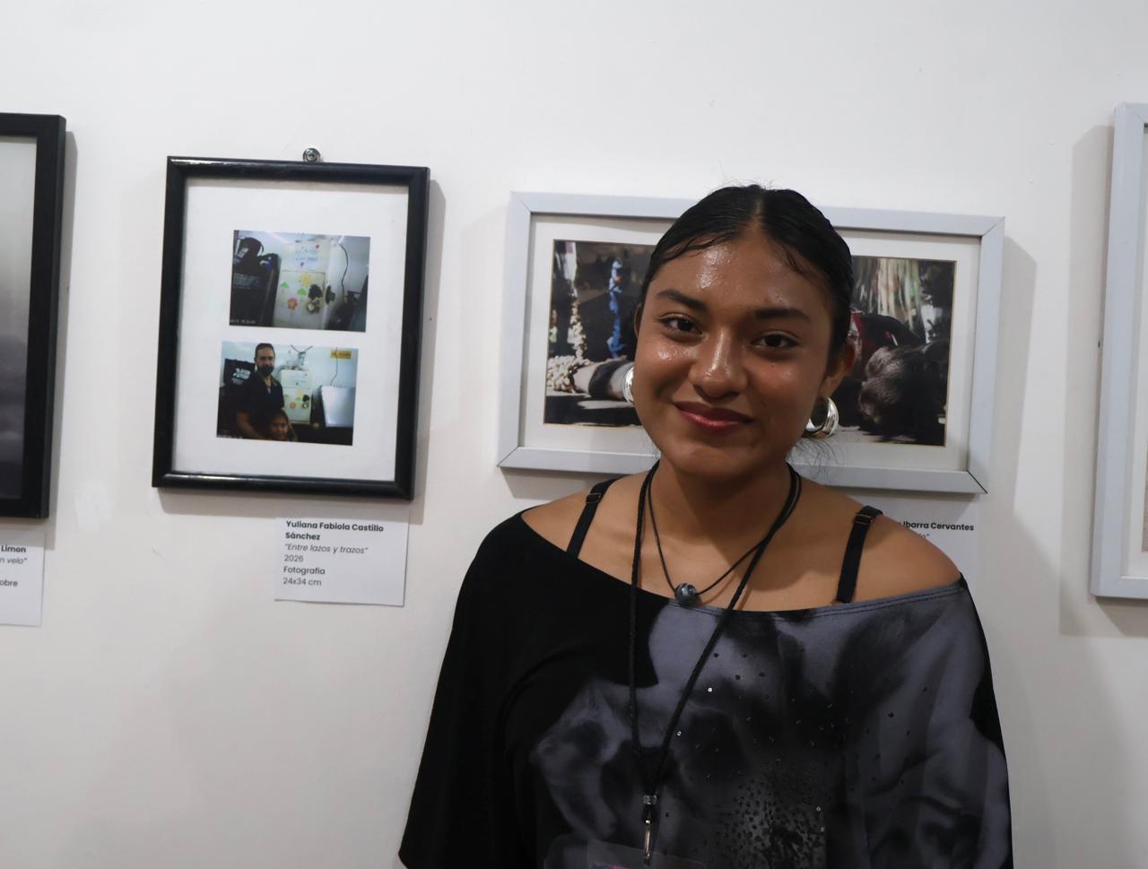$!Yohana Castillo posa junto a su obra.