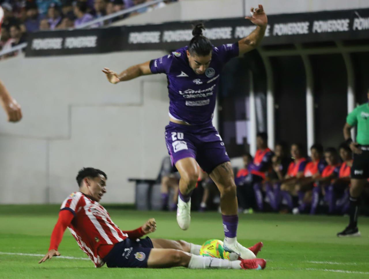 $!Mazatlán rescata el empate en un partido de locura y drama frente a las Chivas