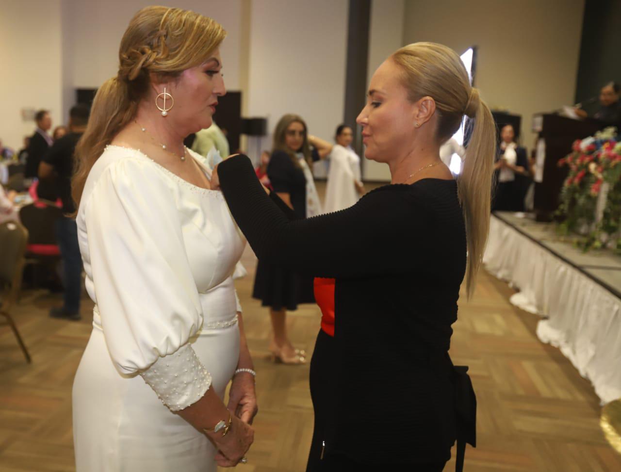 $!Blanca Estela Avilés al momento de recibir el pin de manos de Ivett Janeth Bonifaz.