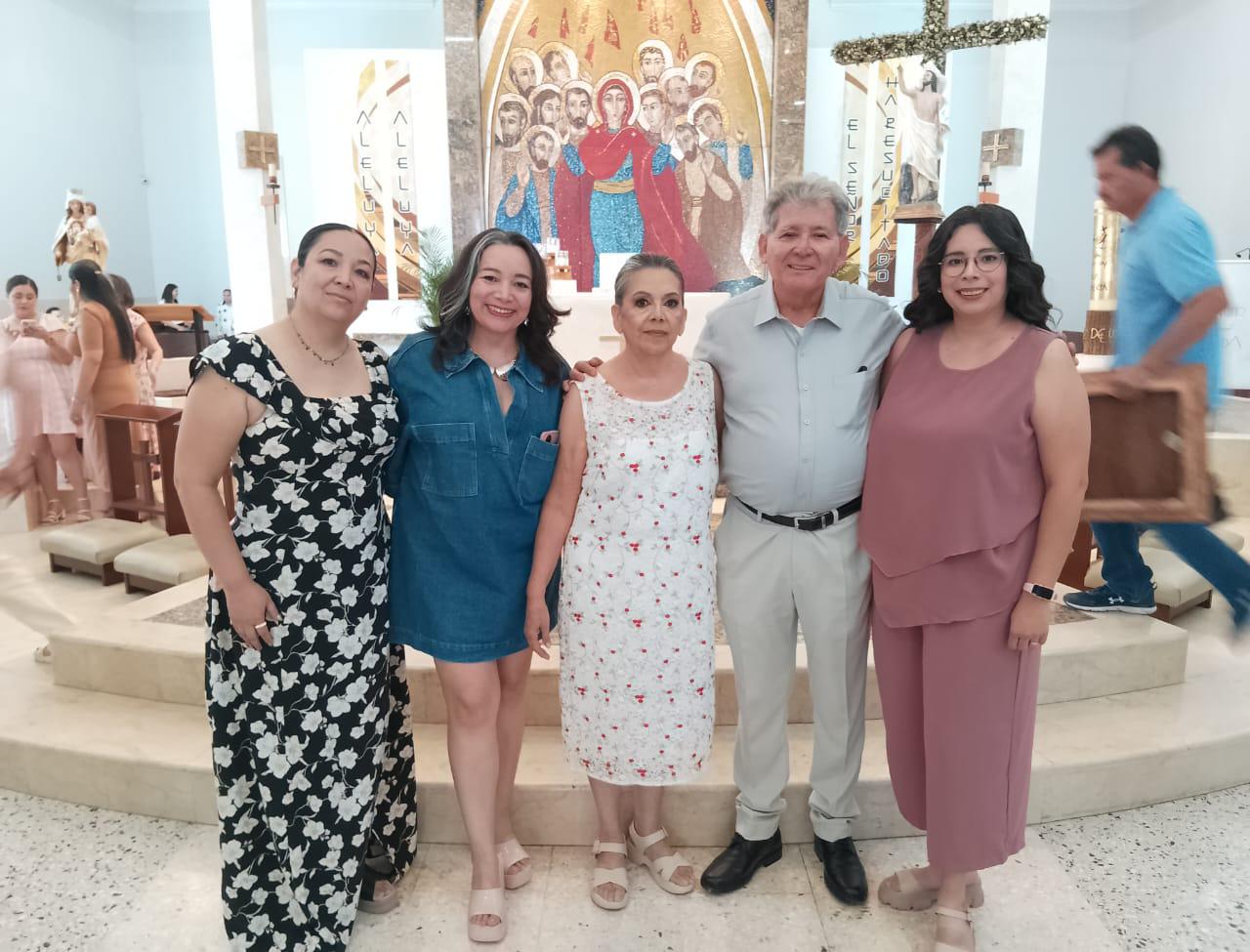 $!La feliz pareja con sus hijas Karina, Erika y Rebeca Lora.