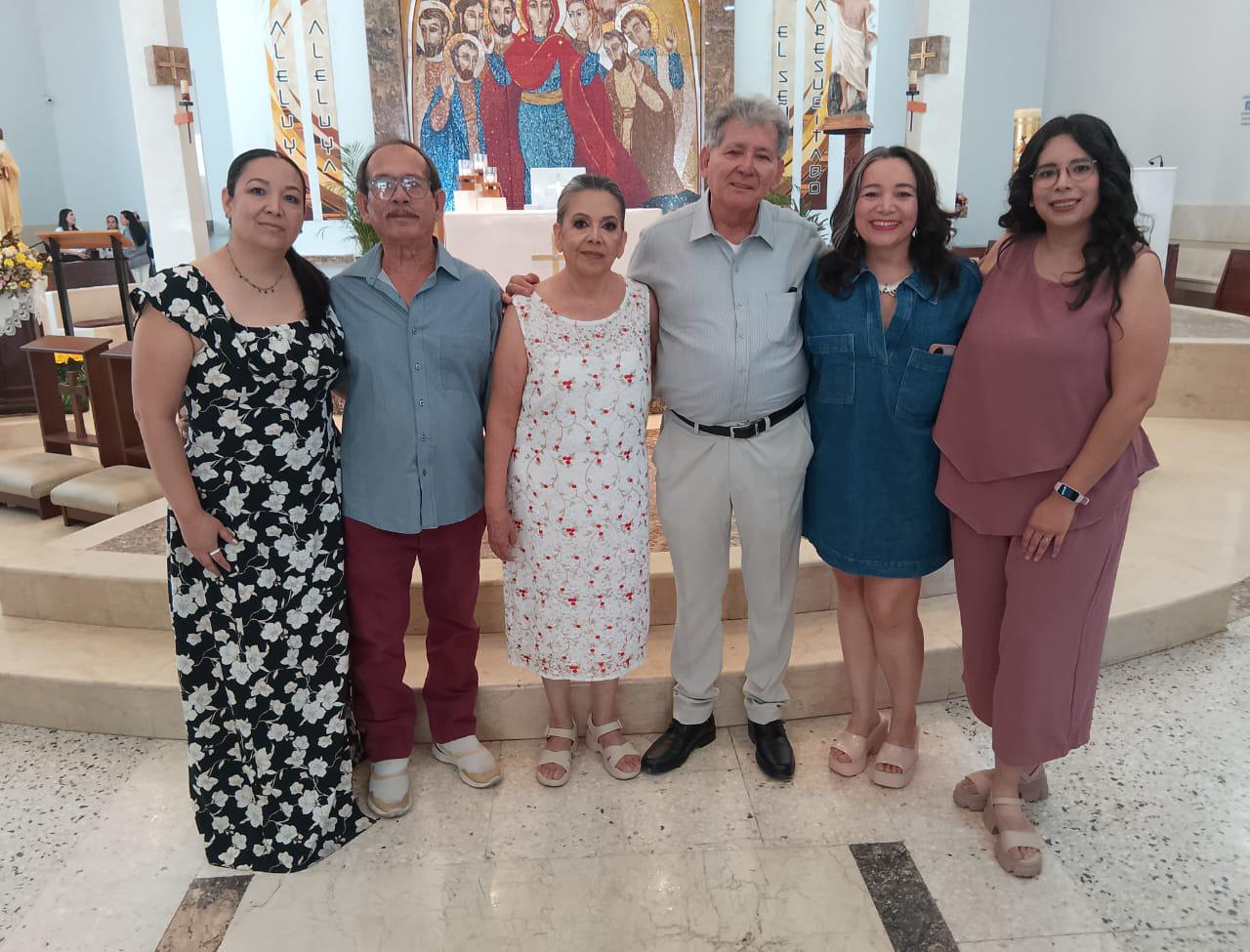 $!Karina Lora, Erika Lora, Guadalupe Arce, Rey Lora, Rebeca Lora.