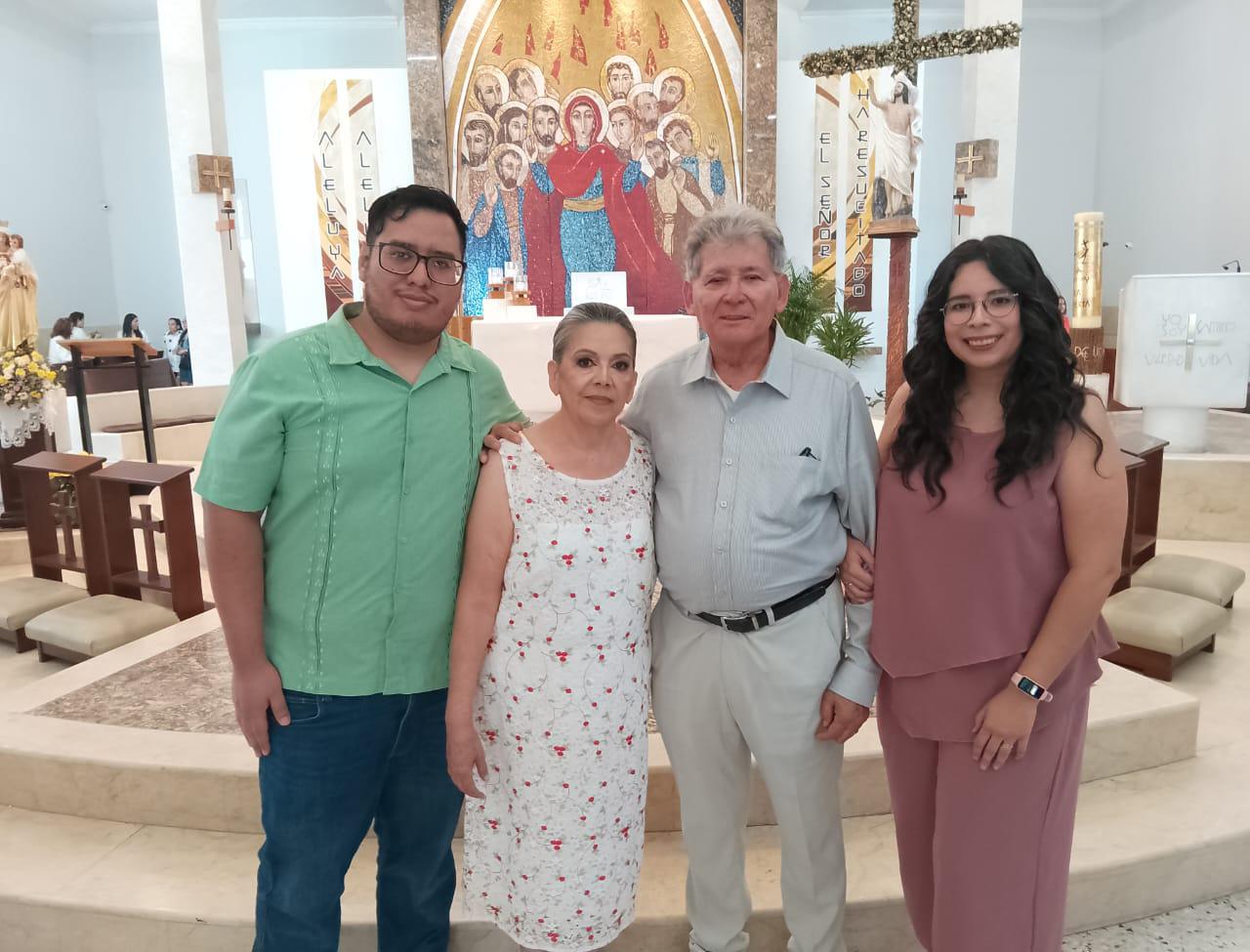 $!Carlos Nápoles y Rebeca Lora acompañan a la pareja en la celebración de su aniversario.