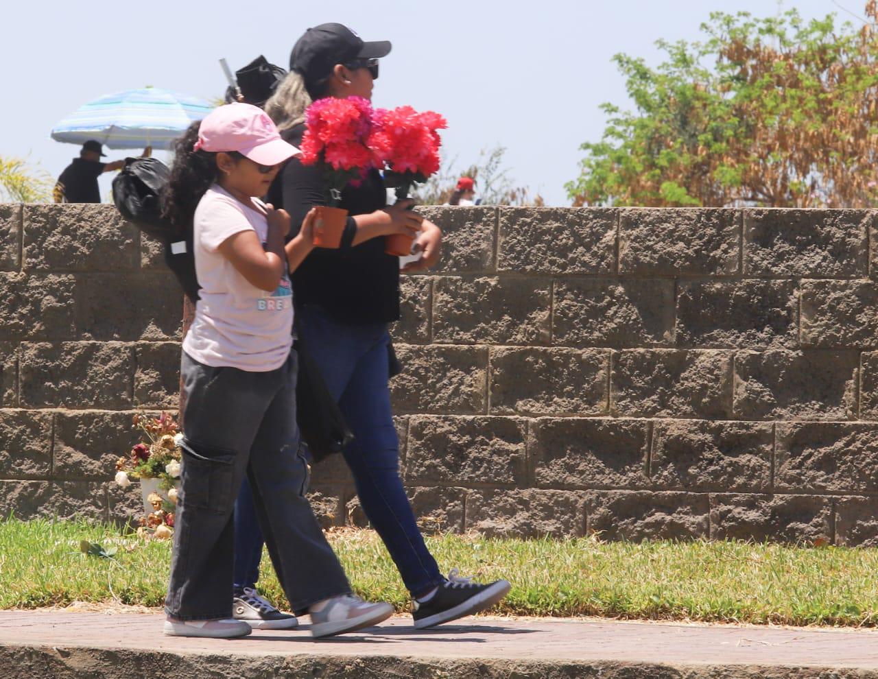 $!Acuden centenares de personas a dejar flores en panteones este Día de las Madres, en Mazatlán
