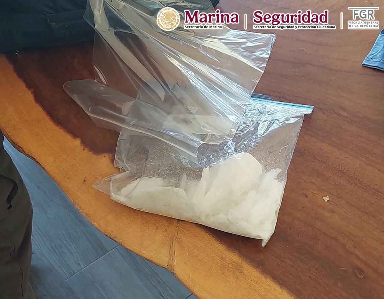 $!Detienen en Mazatlán a un hombre en fraccionamiento de la Marina y le aseguran vehículos, arma larga, cartuchos y droga