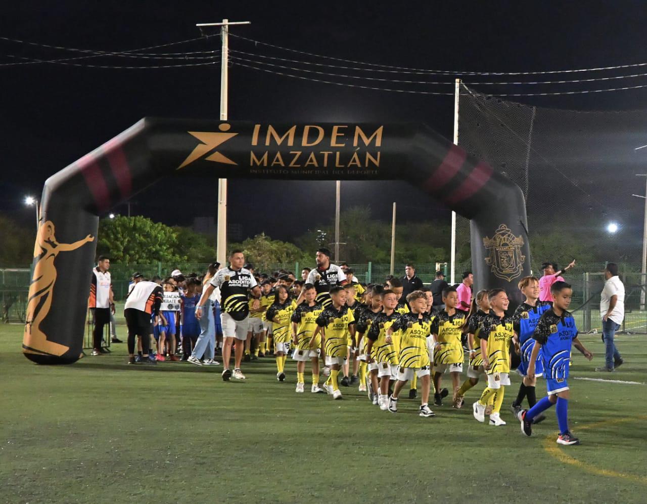 $!¡Encienden las emociones! Inauguran torneos estatales de futbol en Mazatlán