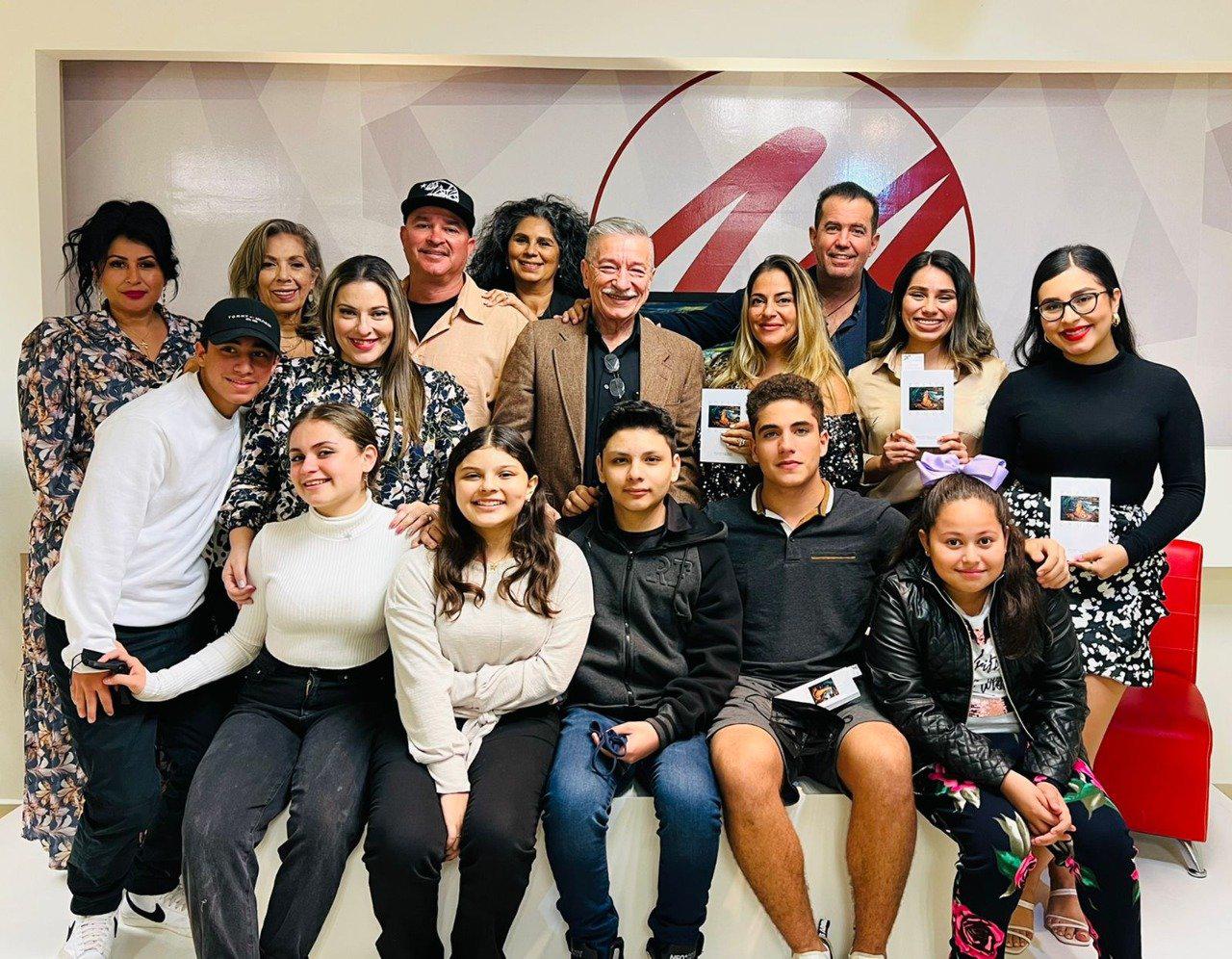 $!El escritor entre sus familiares.