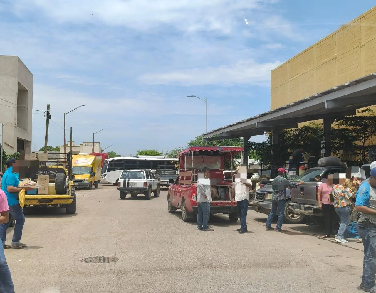 $!Bajo resguardo militar, familias de la sierra bajan por víveres a El Rosario