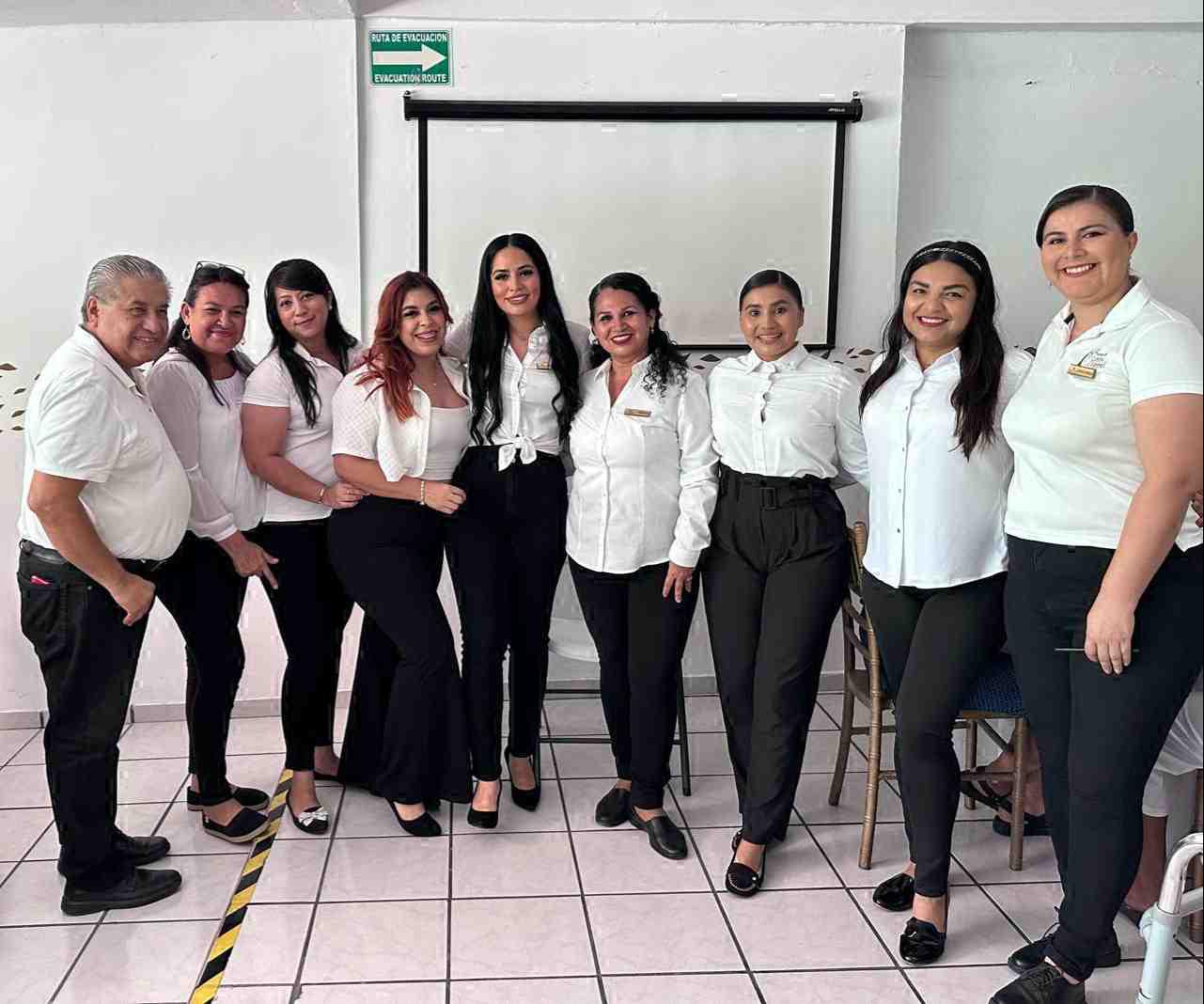 $!Personal de Fundación Letty Coppel, Ramiro Rojas, Carmen Quintana, Livier Ochoa, Rosa Camacho, Brianda Loc, Horga Vizcarra, Brenda Saucedo, Suggey Nevarez y Viridiana Carvajal, fueron los encargados de realizar el festejo a los abuelitos.