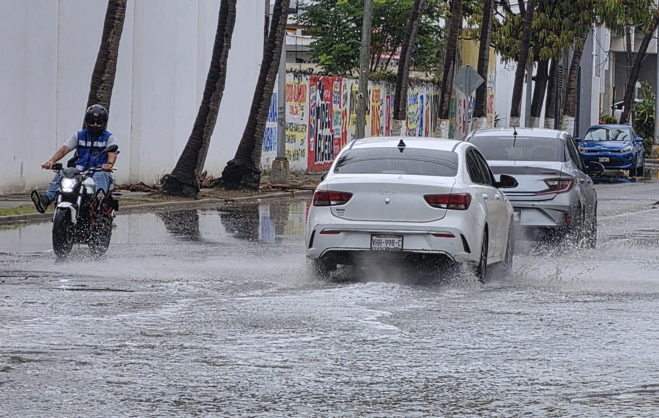 $!Genera lluvias apagones en al menos seis colonias en Mazatlán y crecida de arroyo rumbo a Miravalles: Protección Civil