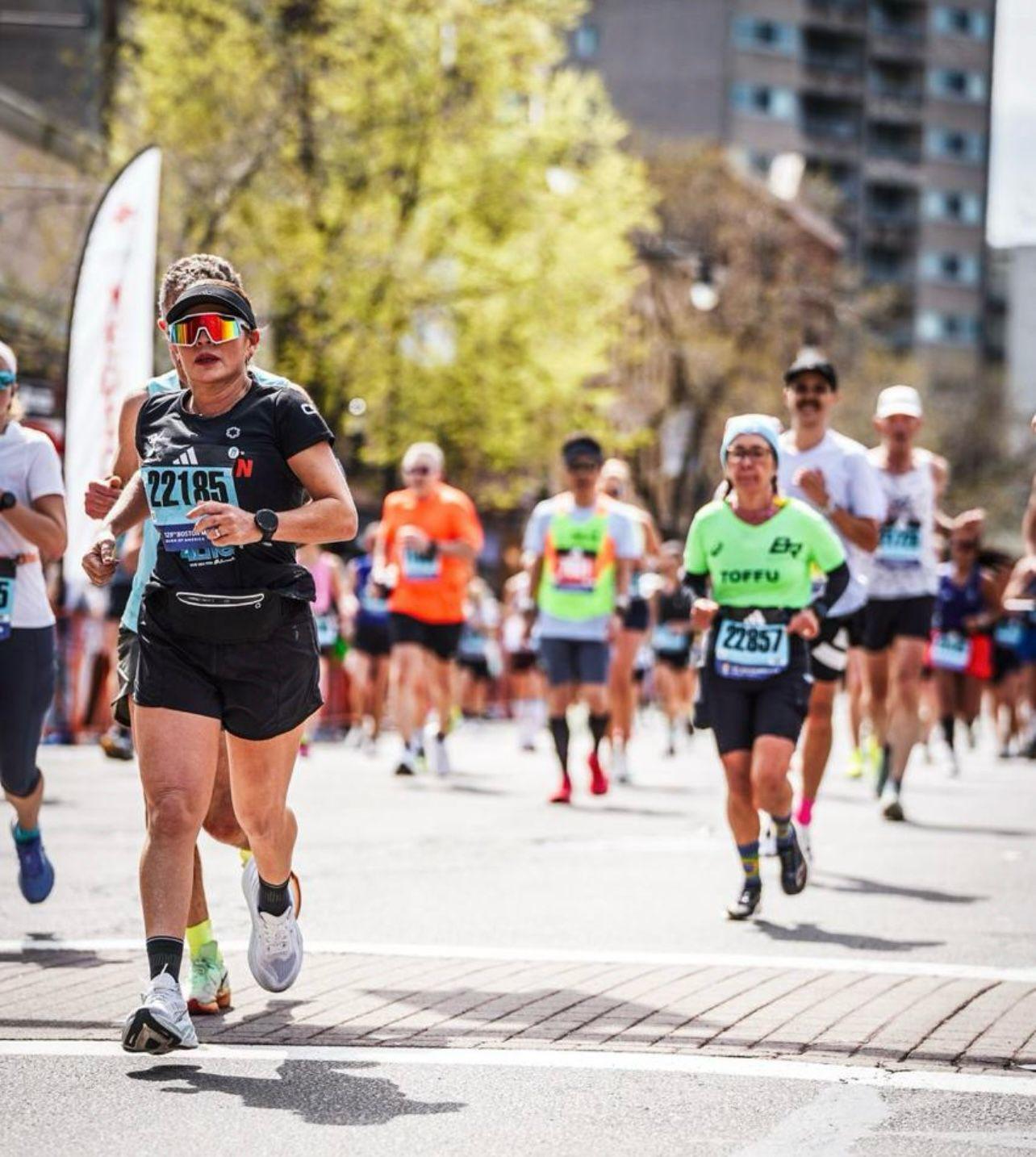 $!Sinaloense Minerva Moreno culmina exitosamente el Maratón de Boston 2025