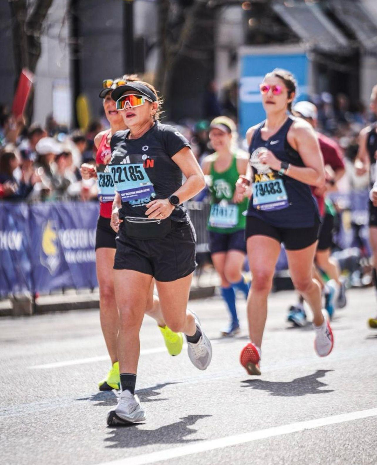 $!Sinaloense Minerva Moreno culmina exitosamente el Maratón de Boston 2025