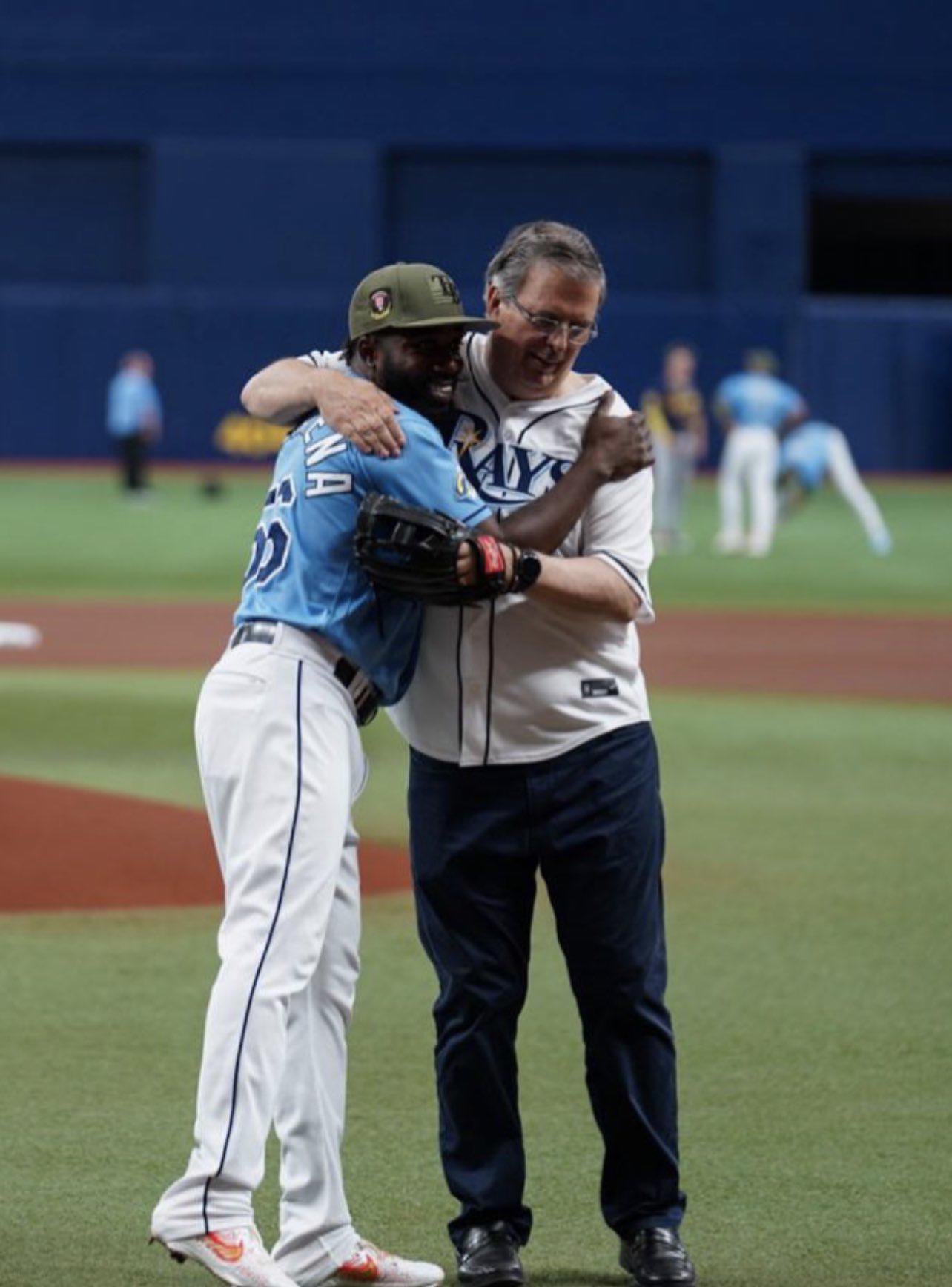 $!Ebrard visita a Arozarena y lanza primera bola