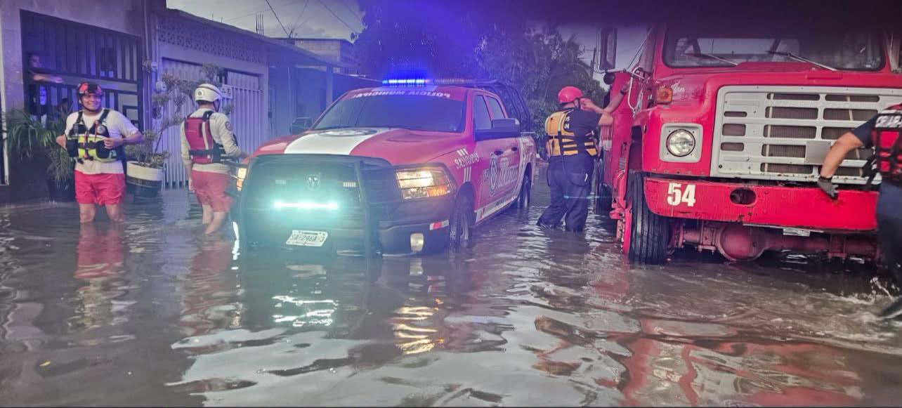 $!Refuerza Bomberos Mazatlán operativo por lluvias y pide no cruzar zonas inundadas