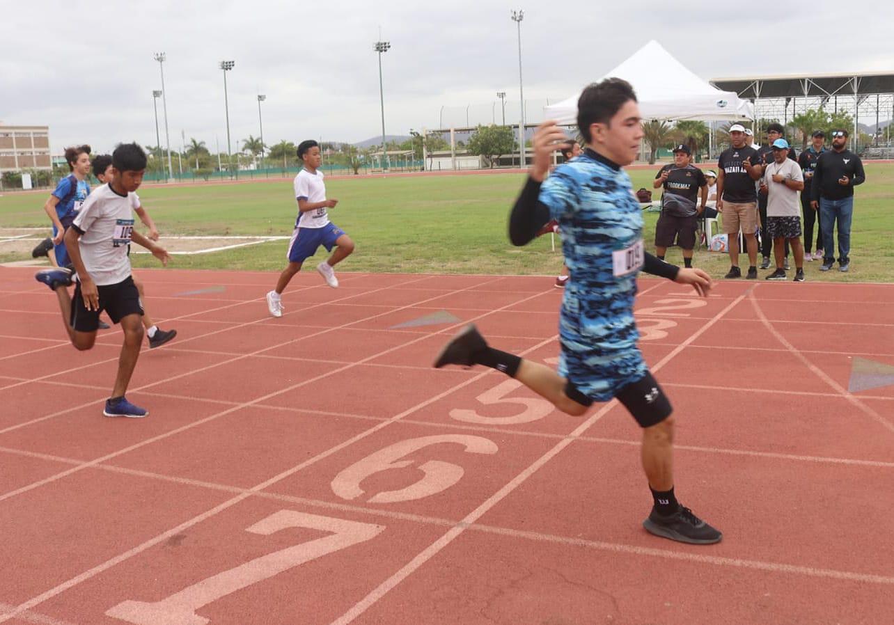 $!Estudiantes se evalúan en la prueba reina del atletismo