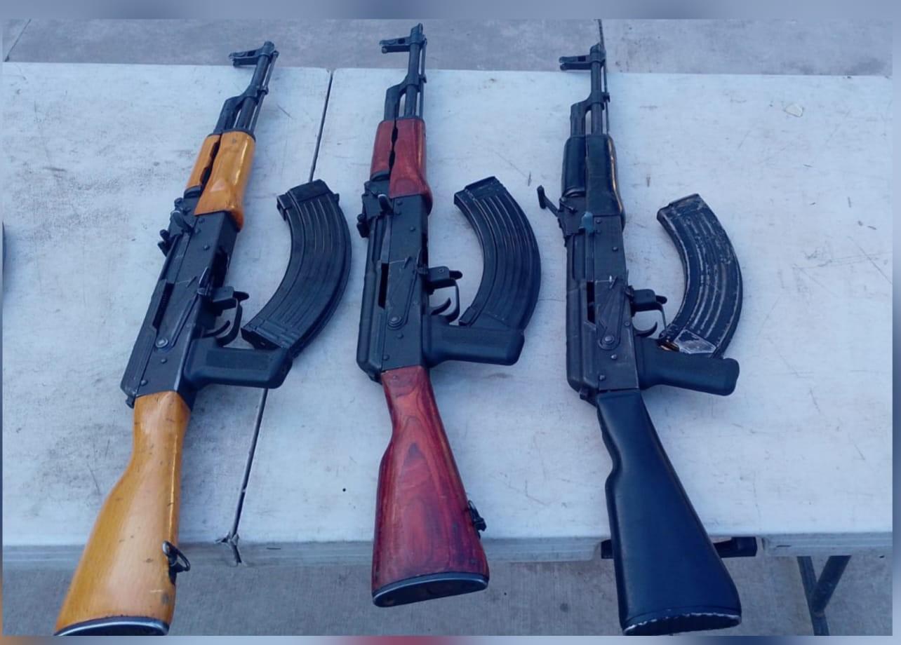 $!Detienen a tres hombres con arsenal y vehículo blindado en Culiacán