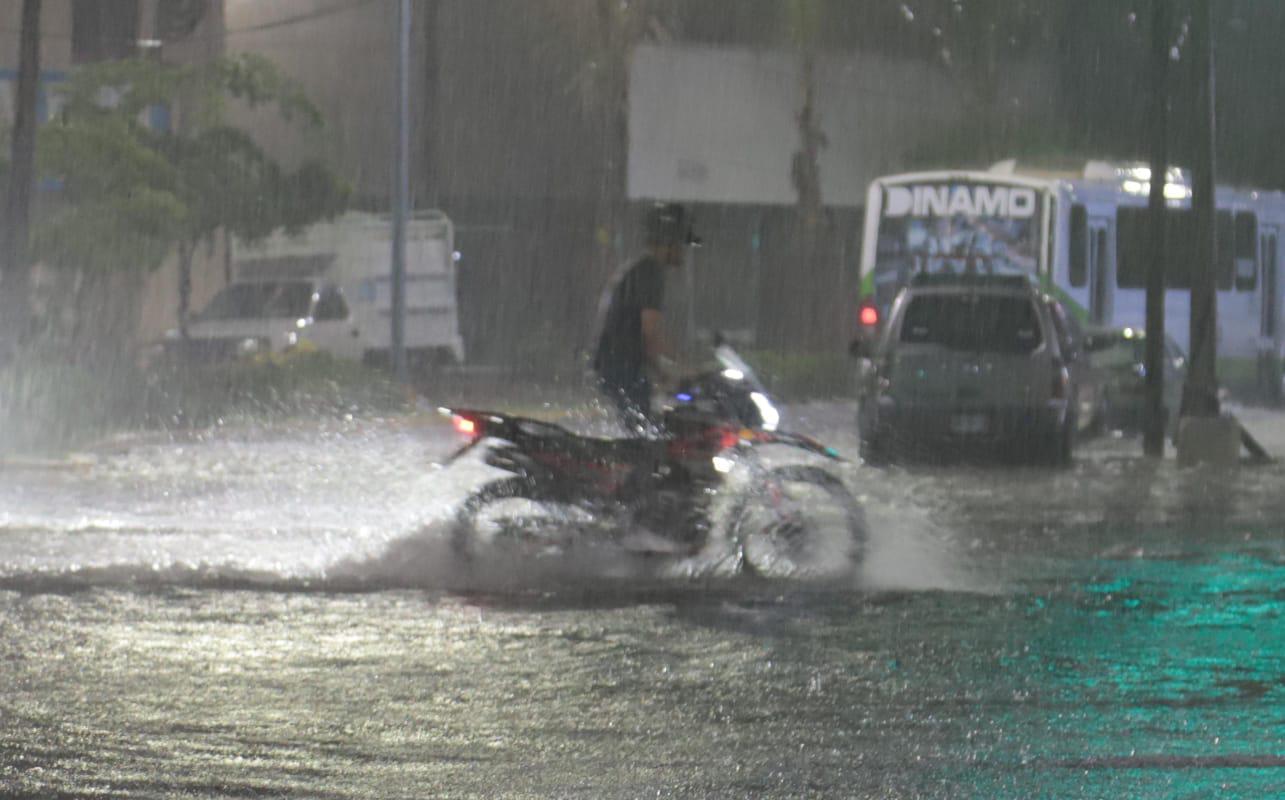 $!Tormenta eléctrica sorprende a Mazatlán este jueves