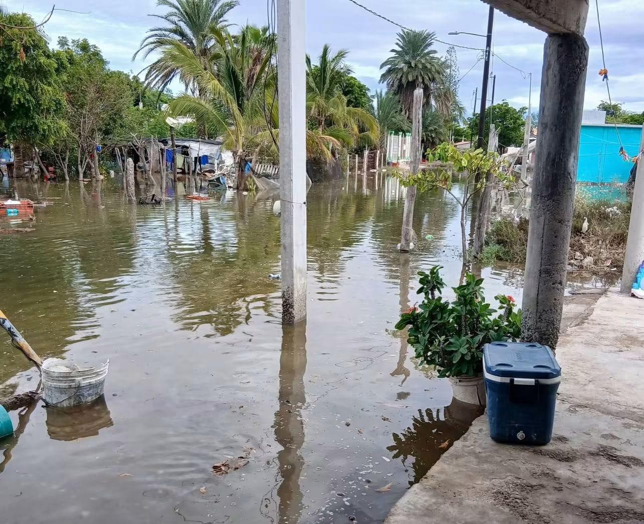 $!Familias de El Huitussi, en Guasave, bajo el agua por marejadas asociadas al mar de fondo y la tormenta Vance