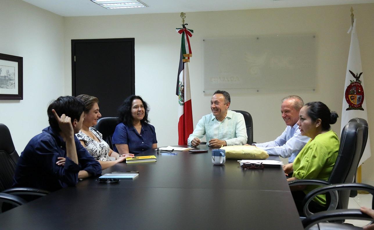 $!Juan Avilés Ochoa, director del ISIC; Ernestina Yépiz, directora de Literatura, y el notario Rubén Elías Gil Leyva, dan a conocer los resultados.