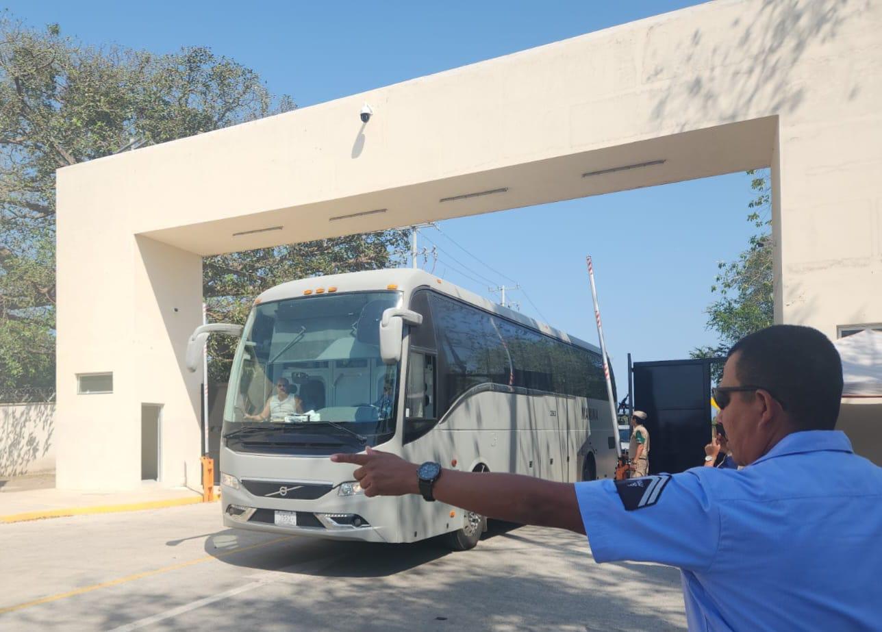 $!Rescata Marina a 17 personas afectadas por despojo de autobús y a 4 más, tras bloqueos carreteros en Compostela, Nayarit