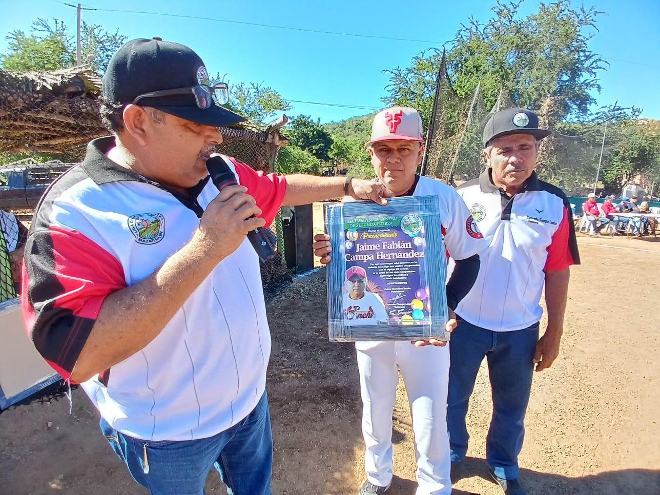 $!Con homenaje a Félix Navarro inauguran la Liga Campesina de Segunda Fuerza Centro