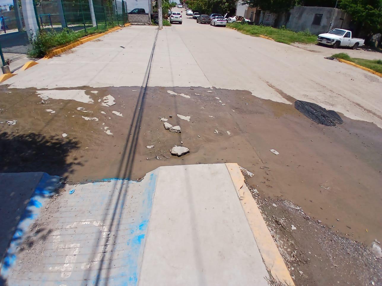 $!Denuncian vecinos derrame de drenaje y mosquitos en la Genaro Estrada, en Mazatlán