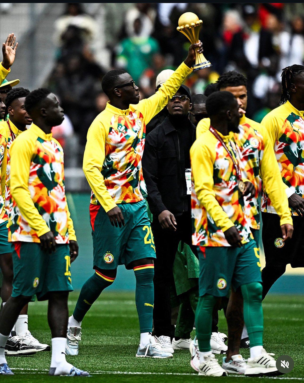 $!Senegal desafía a la CAF y presume el trofeo de la Copa Africana 2025 en Francia