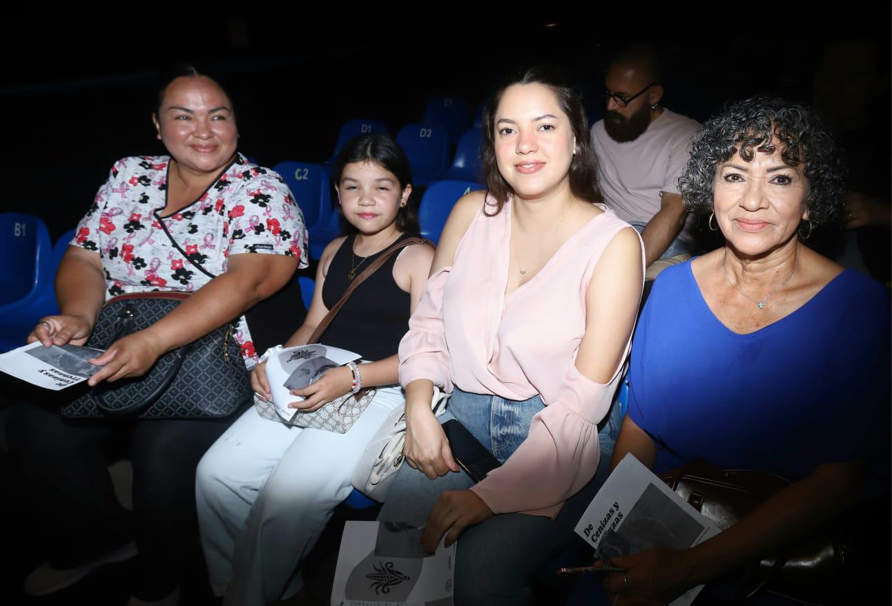 $!Roxana Ibarra, Dulce Camila Ibarra, Paola Ramírez y Rosina Ibarra.
