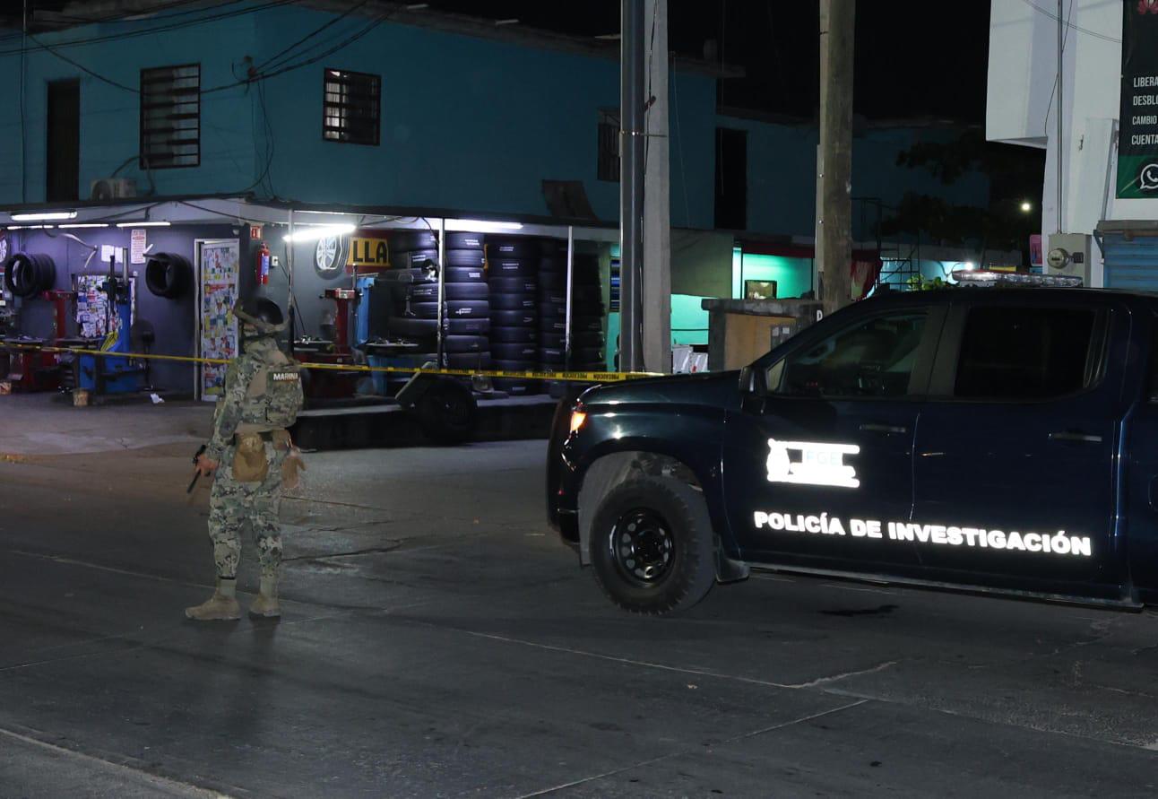 $!Matan a dos personas en Lomas del Ébano y hieren a otro en la avenida Múnich, frente al panteón Renacimiento, en Mazatlán