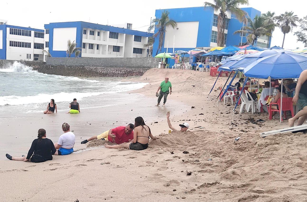 $!Mantiene la Playa Pinitos, en Mazatlán, gran afluencia de visitantes por temporada vacacional