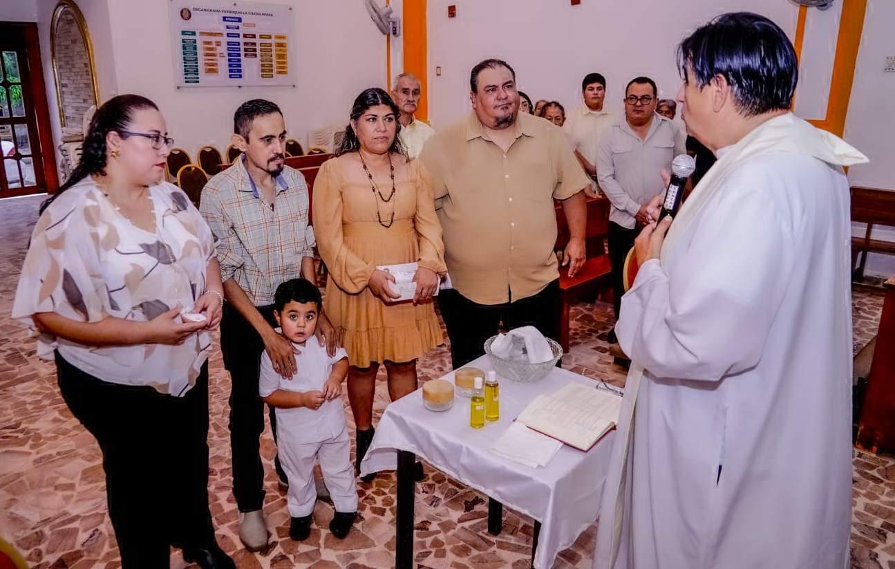 $!Los padres y padrinos muy atentos al mensaje que les expresó el sacerdote.