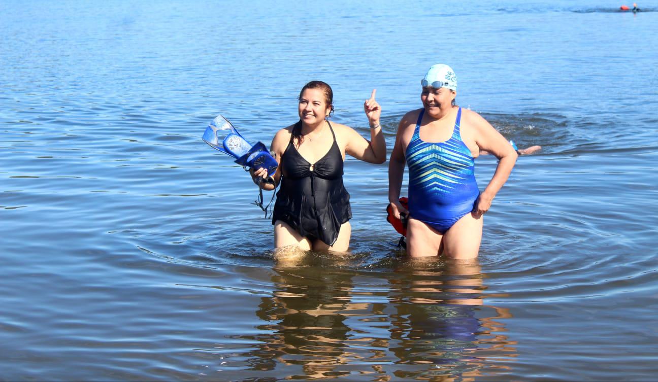 $!Disfrutan nadadores mazatlecos de la presa Picachos