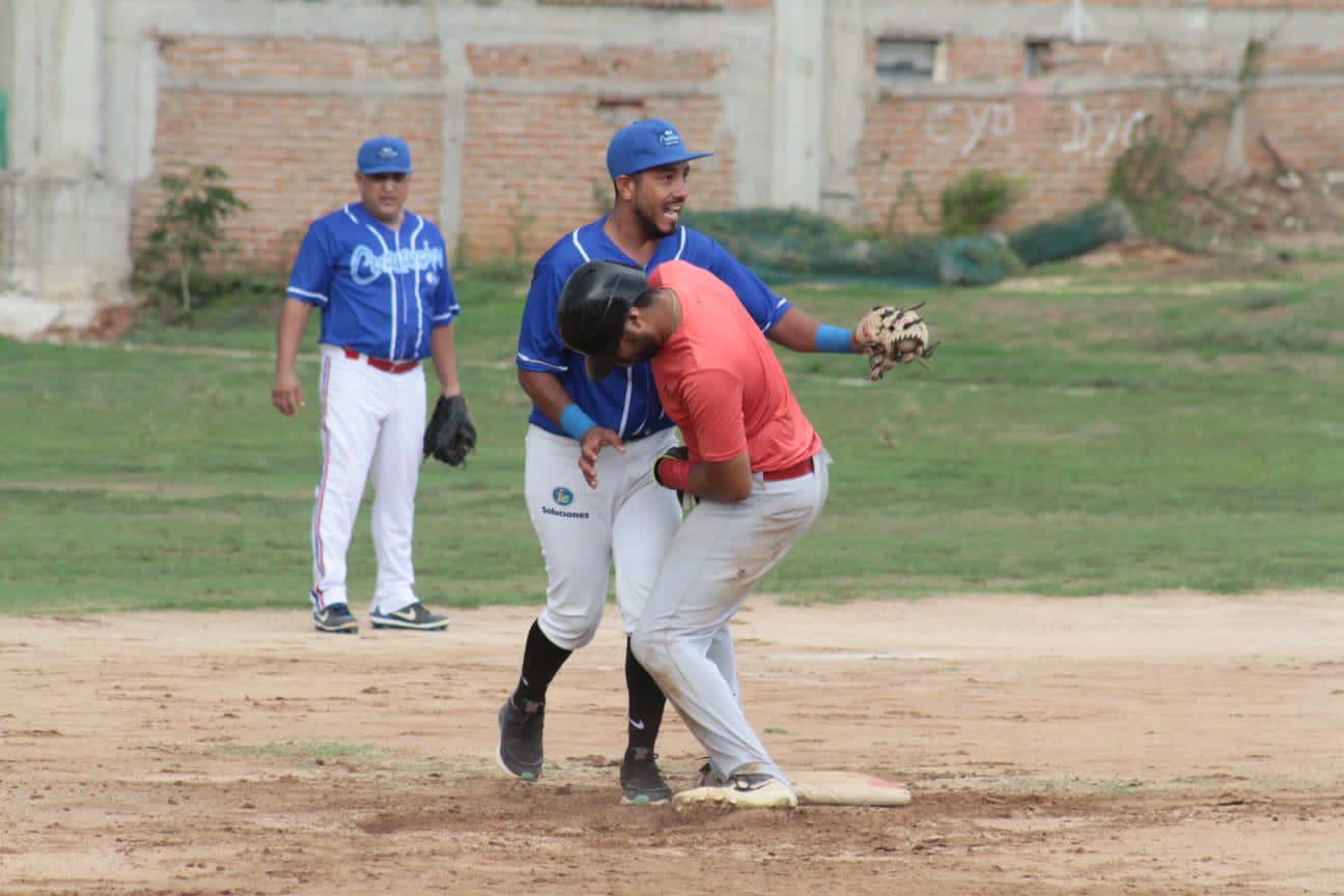 $!El Curricán pega primero en la final de playoffs de la Liga Meseros al Bat