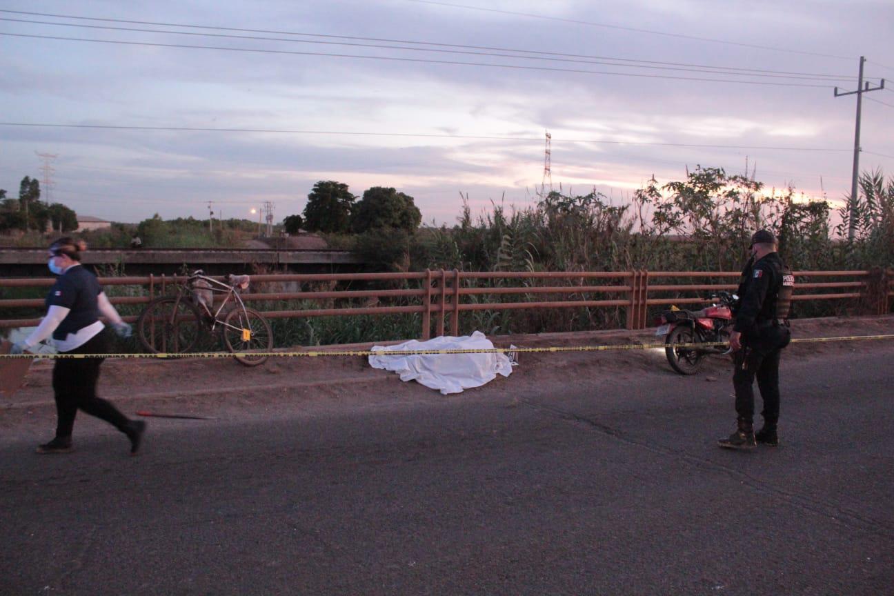 $!Un adulto mayor muerto y un joven herido deja choque de motocicleta y una bicicleta en la sindicatura de Culiacancito