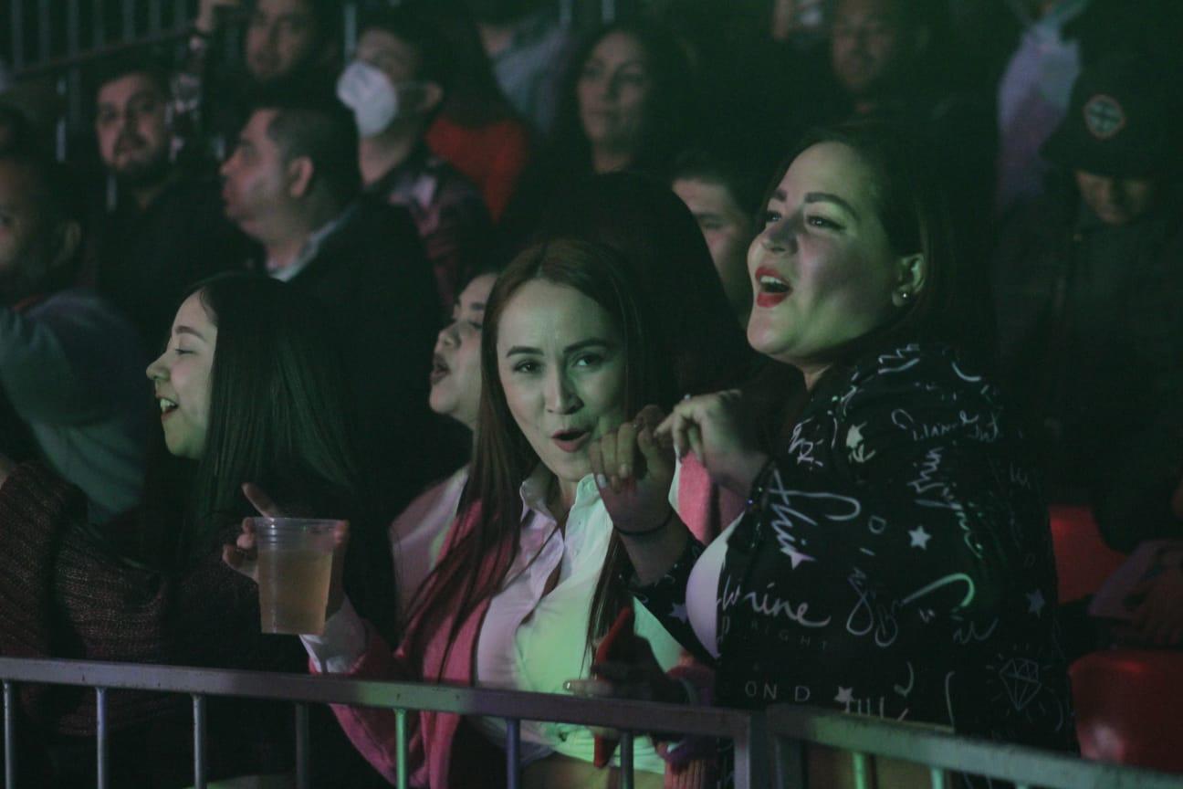 $!Hace bailar Código FN a sus fans en la fiesta del Palenque de Navolato