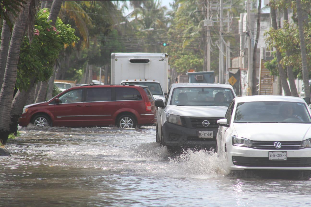 $!La Avenida Cruz Lizárraga, en Mazatlán, está bajo al agua tras la lluvia