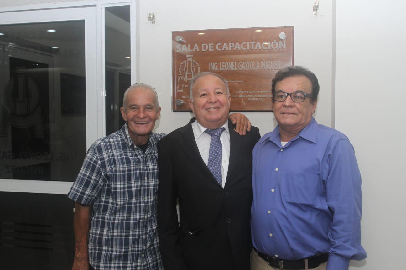 $!El homenajeado entre sus hermanos, Alfonso y Roberto Gaxiola.