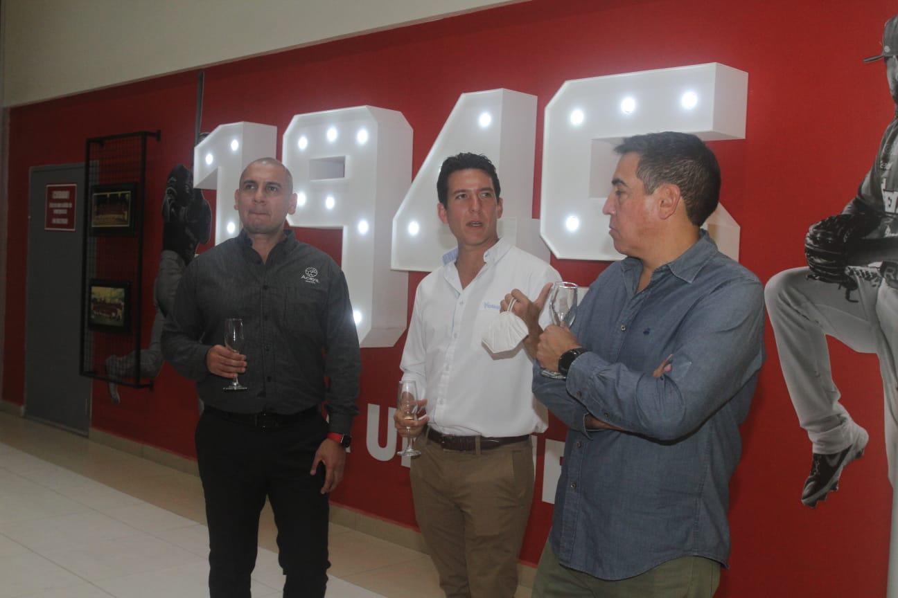 $!Alejandro Tonatiuh entre los directivos de Plaza Acaya, Édgar Arturo Pérez y Jorge Noguera.
