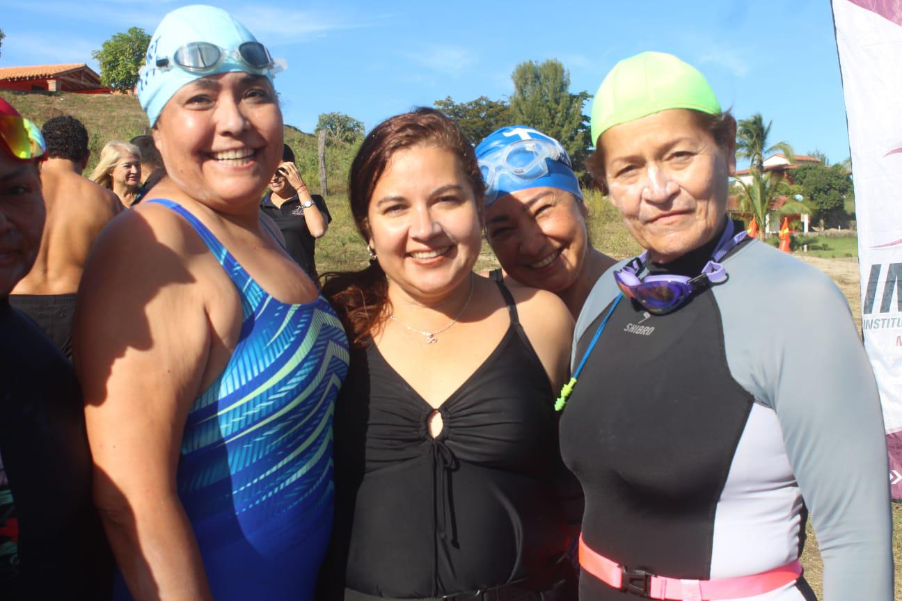 $!Disfrutan nadadores mazatlecos de la presa Picachos