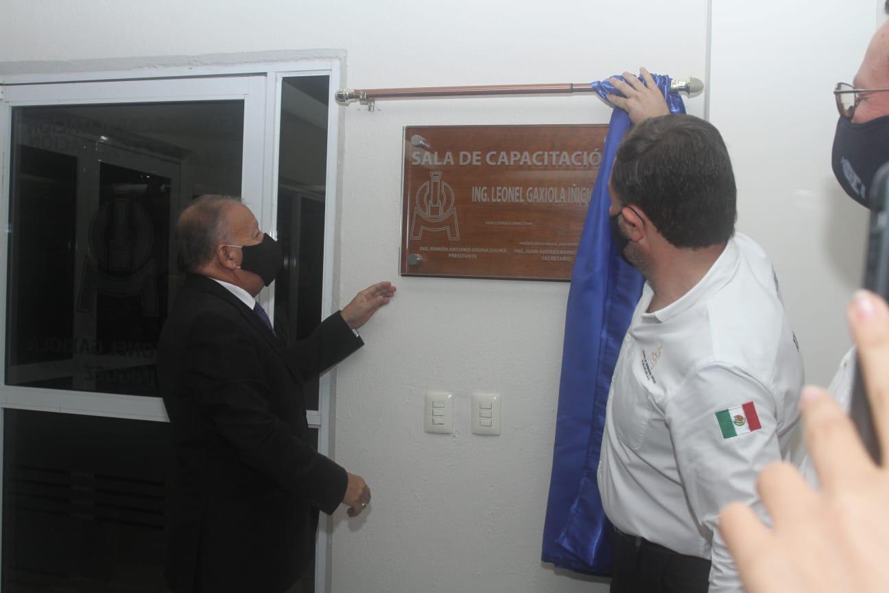 $!El homenajeado Leonel Gaxiola Íñiguez y Ramón Antonio Osuna, al momento de la develación de la placa del salón de capacitación.