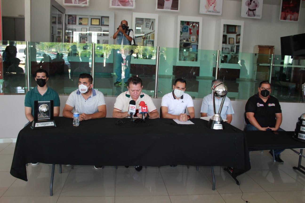 $!Rafael Buelna Eliel recibe su trofeo de campeón de la Primera Fuerza