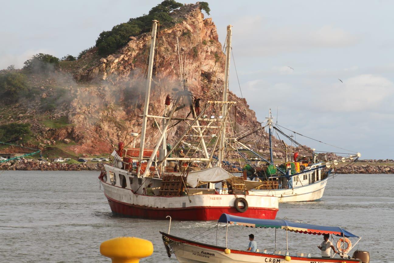 $!En Mazatlán, familias despiden a pescadores que van a la caza del camarón