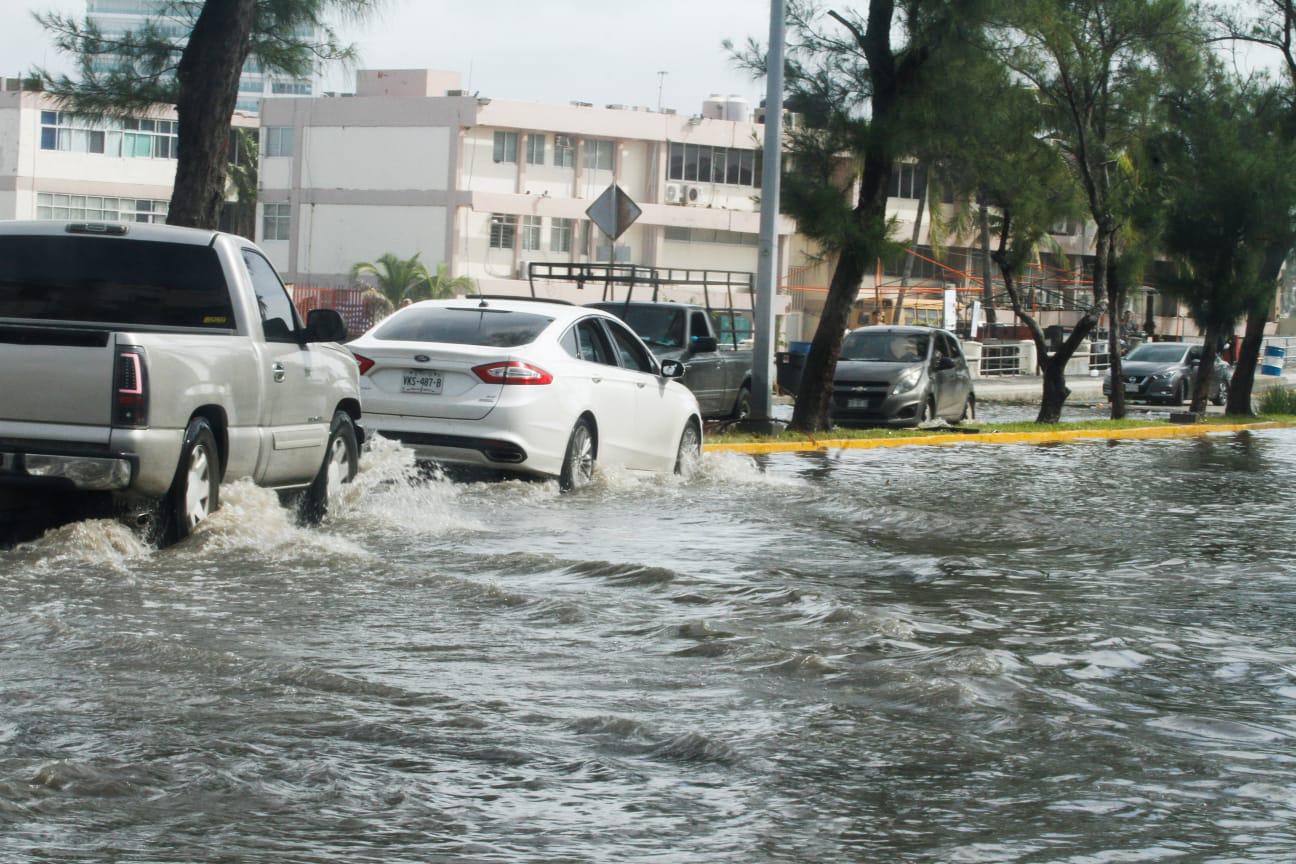 $!A su paso por el sur de Sinaloa, el huracán Pamela sacude a Mazatlán