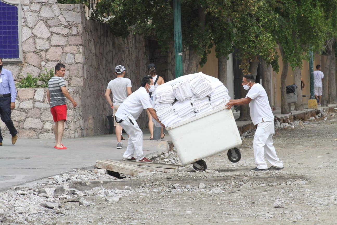 $!Trabajadores de hoteles dan el extra para garantizar una atención de primera a turistas, en zona de remodelación en Mazatlán