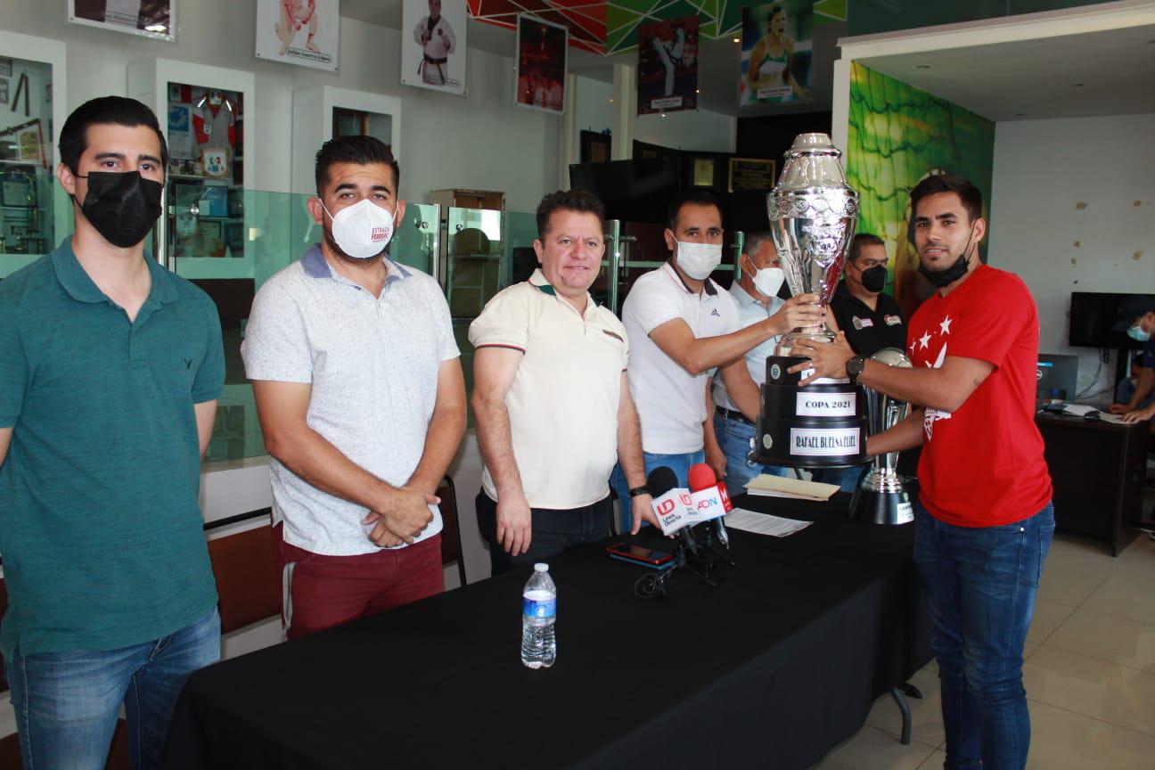 $!Rafael Buelna Eliel recibe su trofeo de campeón de la Primera Fuerza