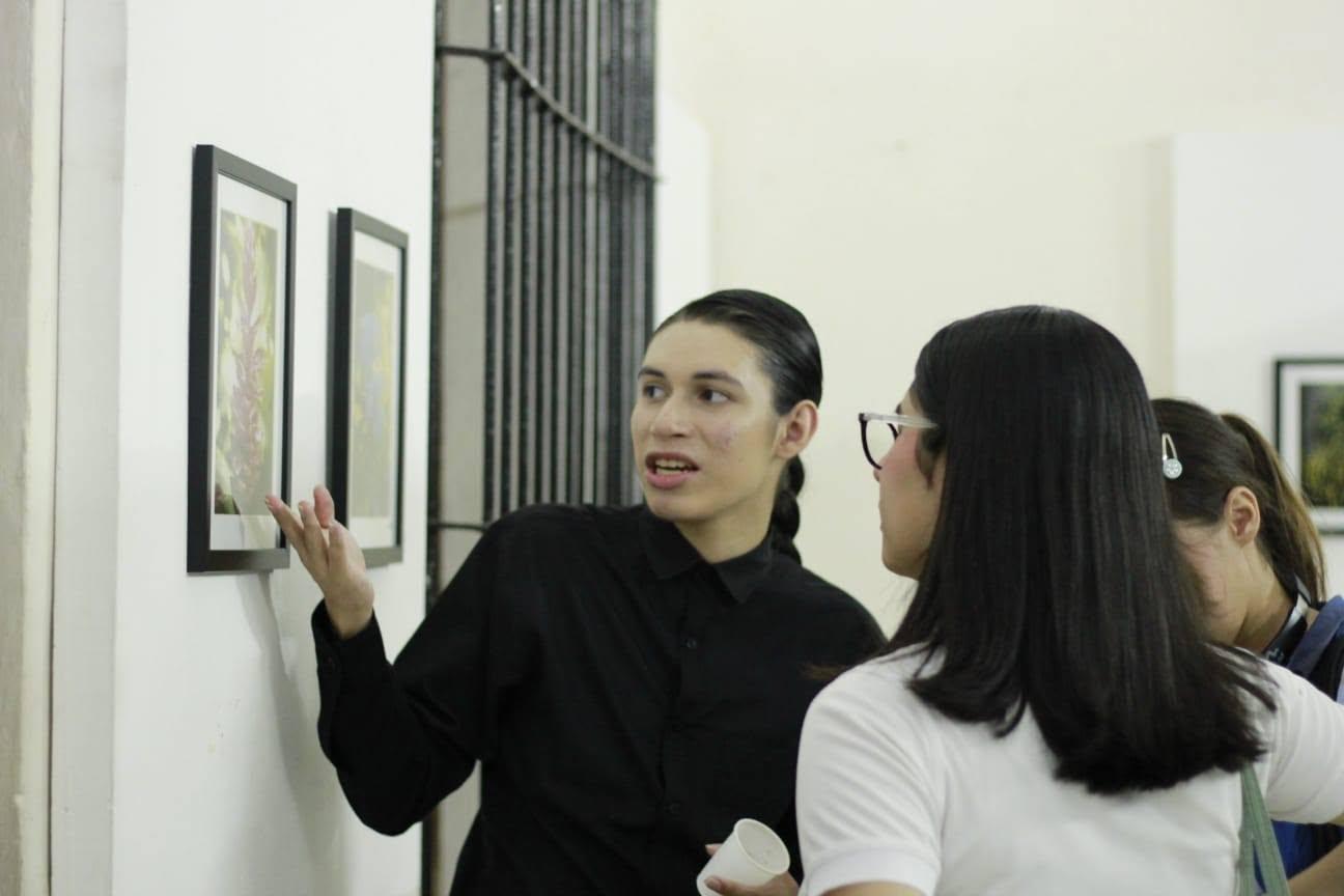 $!Jóvenes explican el proceso de trabajo.