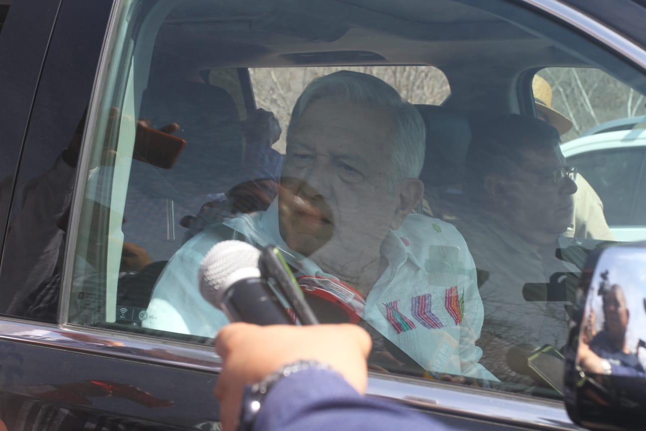 $!AMLO llega a la Presa Picachos, donde comuneros de San Marcos le piden se les paguen sus terrenos
