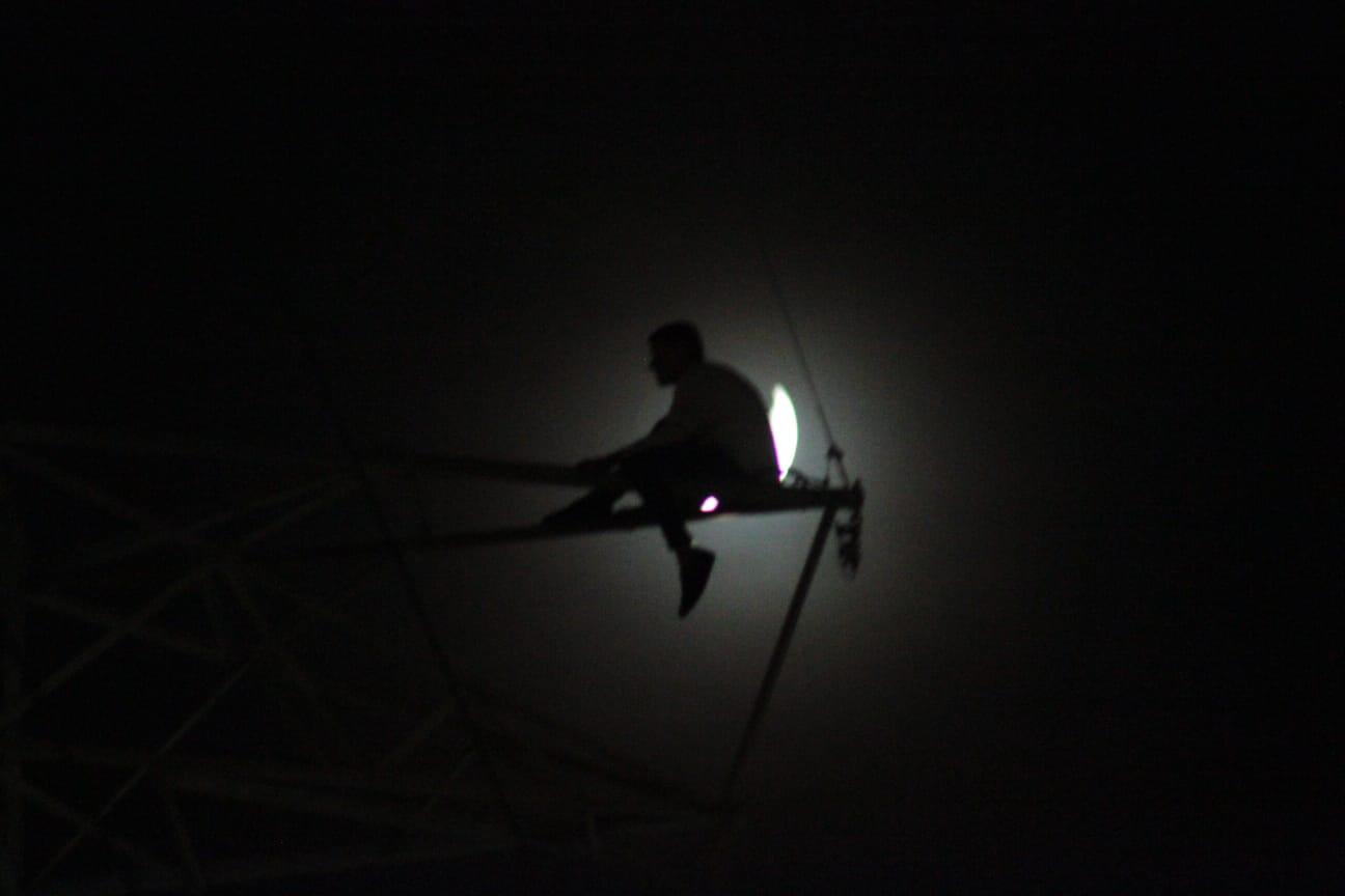 $!Lleva casi tres horas un hombre sentado en lo alto de una torre de CFE, de 30 metros de altura, en Mazatlán