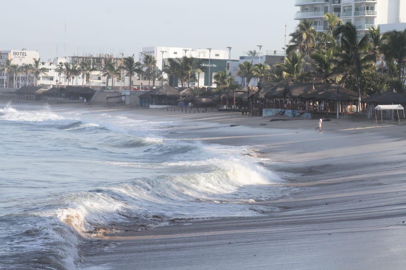 $!El fuerte oleaje deja al descubierto zonas rocosas en playa del malecón de Mazatlán