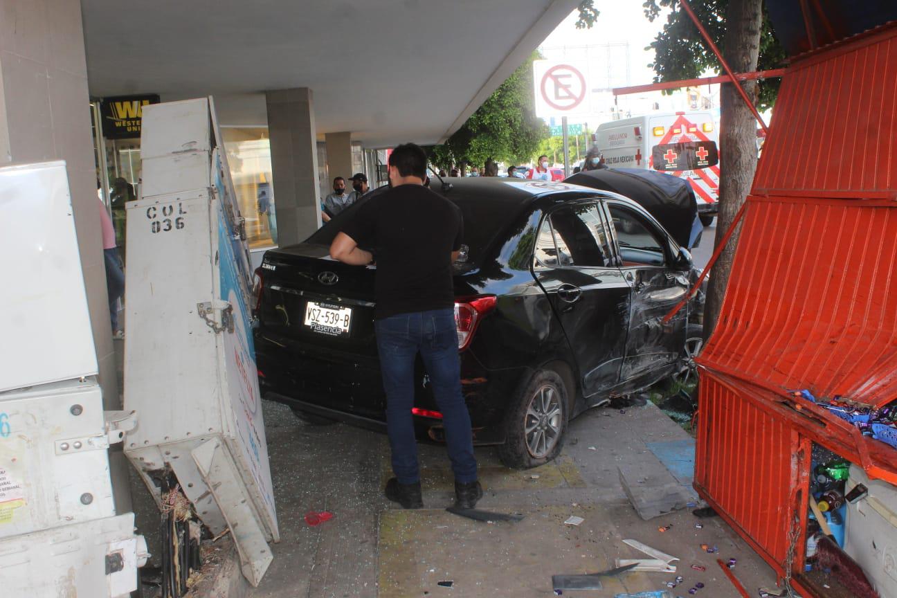 $!En Culiacán, automovilista choca, pierde el control del volante y atropella a tres personas; uno muere