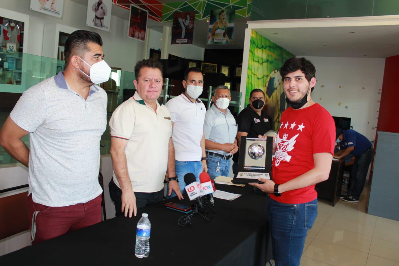 $!Rafael Buelna Eliel recibe su trofeo de campeón de la Primera Fuerza